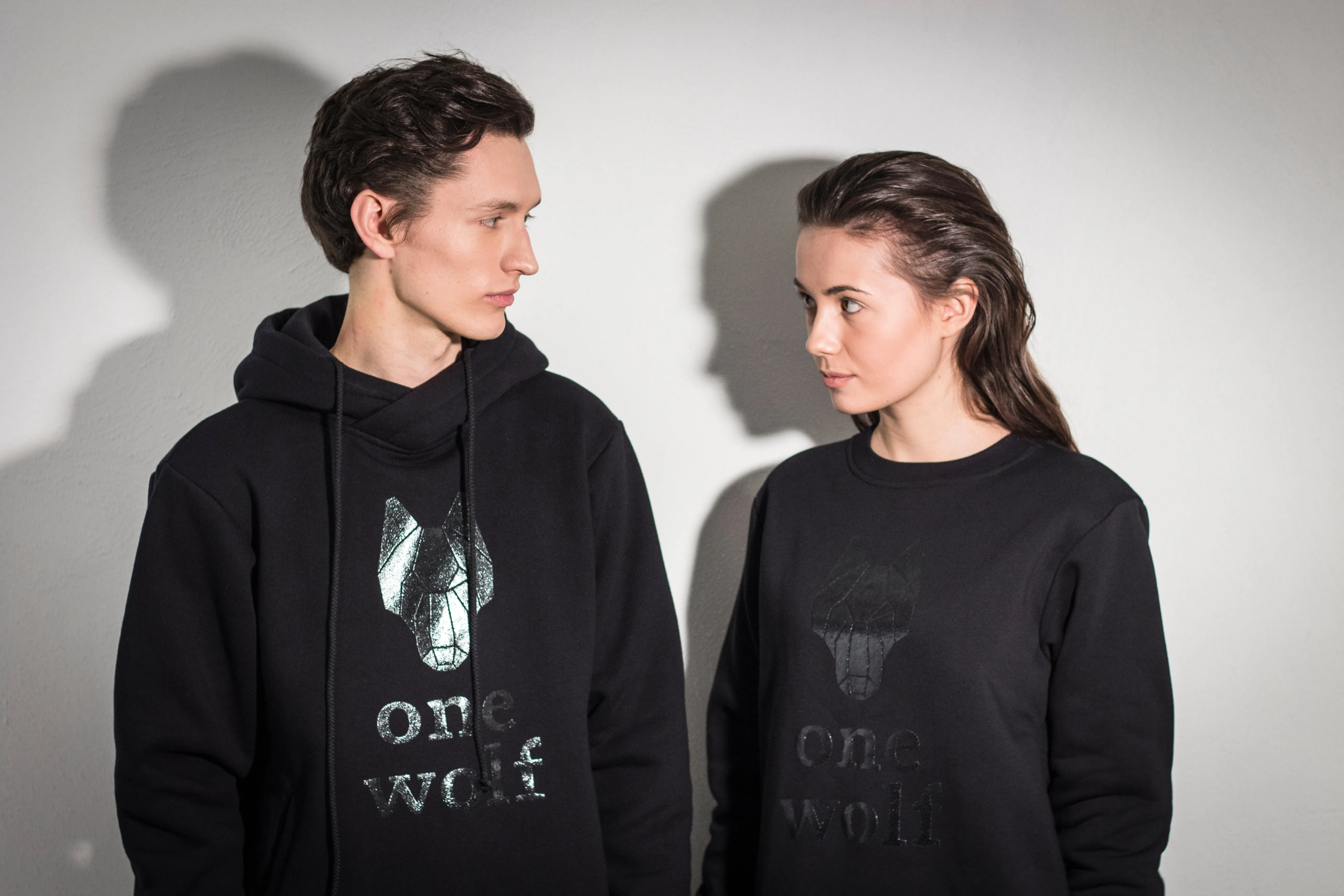 ONE WOLF LOGO sweater black/black glossy logo - not brushed